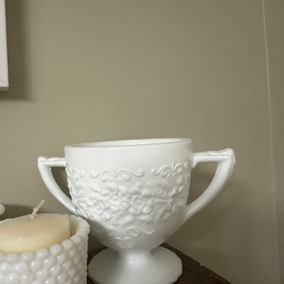 Eight pieces of Antique White Milk Glass Collection. This was all inherited - Picture 5 of 10